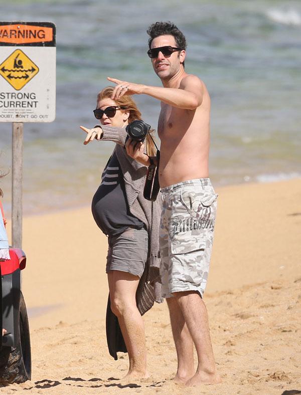 //pregnant isla fisher sacha baron cohen beach