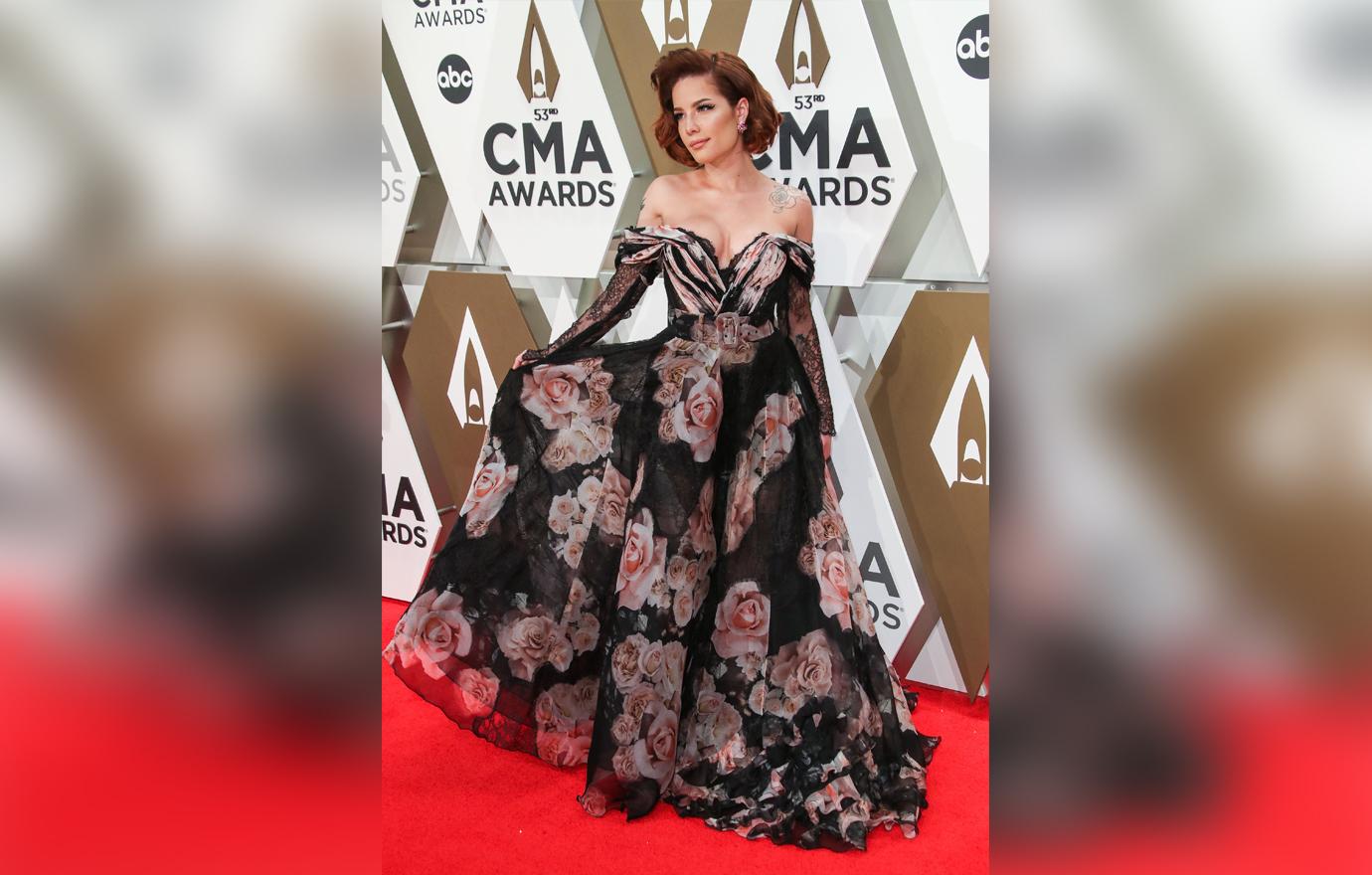 See All The Stars Y’all! Country Music Awards 2019 Red Carpet Celebrity Arrivals