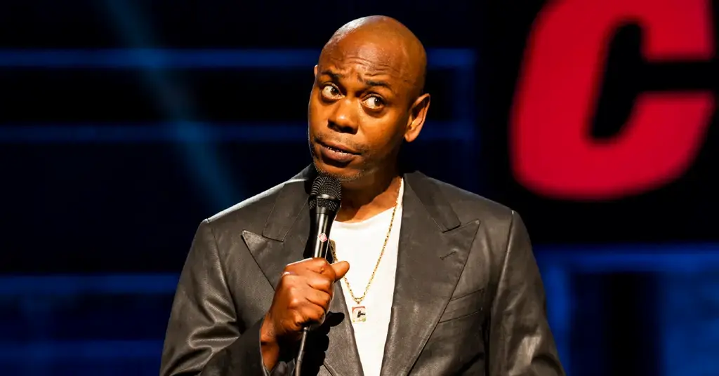 https://media.radaronline.com/brand-img/_dBuq9I6_/0x0/dave-chappelle-abruptly-storms-off-stage-in-the-middle-of-his-set-1704042790863.jpg