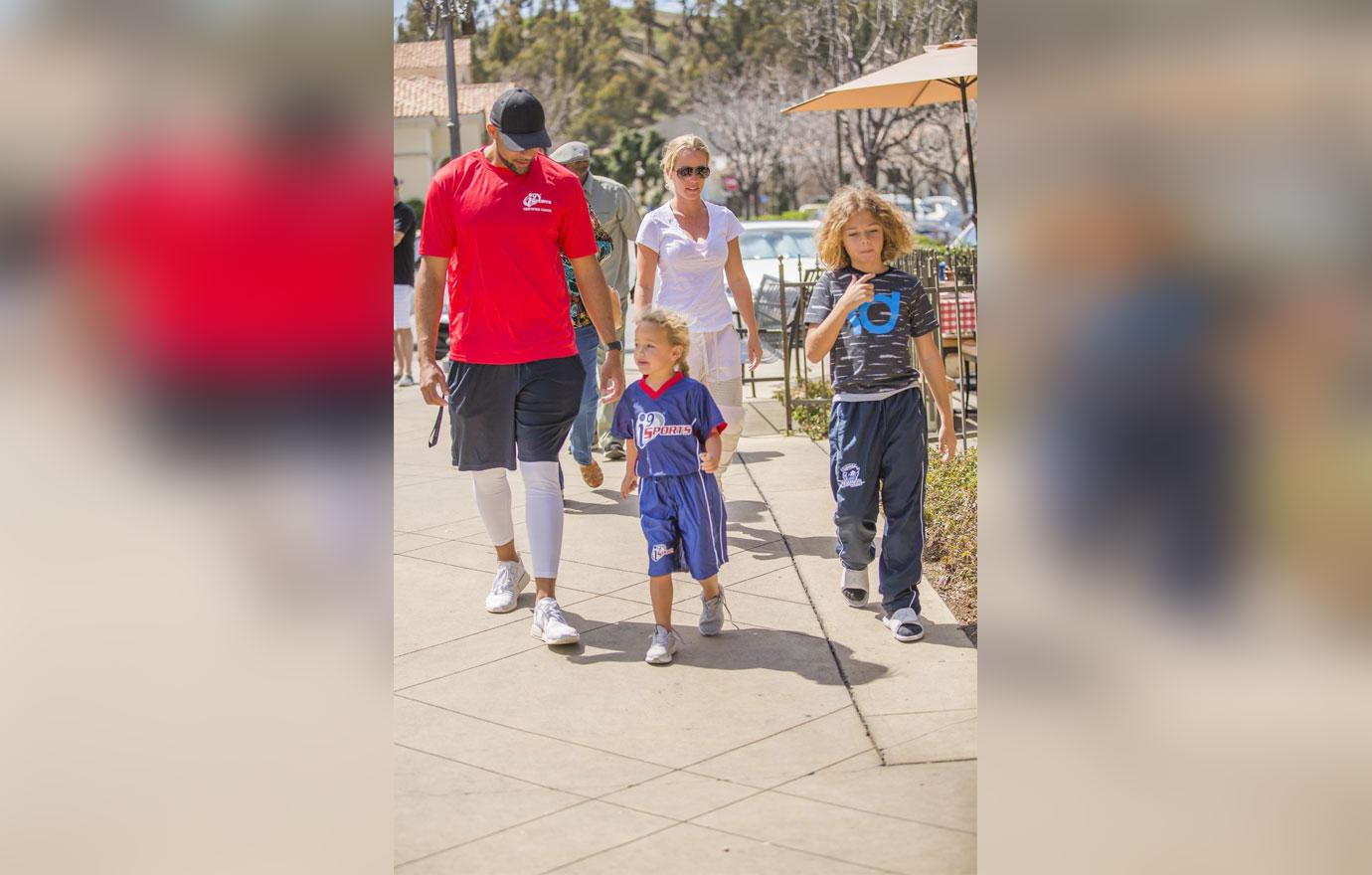 //Kendra Wilkinson Hank Baskett Still Living Together Divorce Starbucks