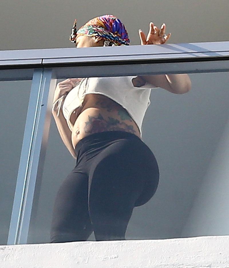 //blac chyna pregnant belly butt black yoga pants miami