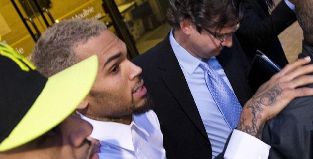 Chris-Brown-walks-court-washington-DC