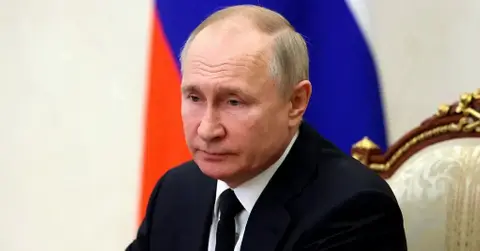 vladimir putin kremlin staff starting day bottle vodka stress ukraine warjpg