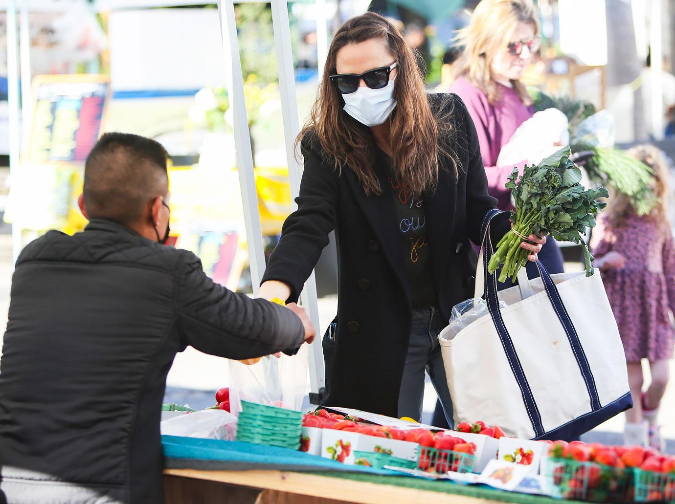 jen garner happy farmers market son photos fight argument ben affleck r