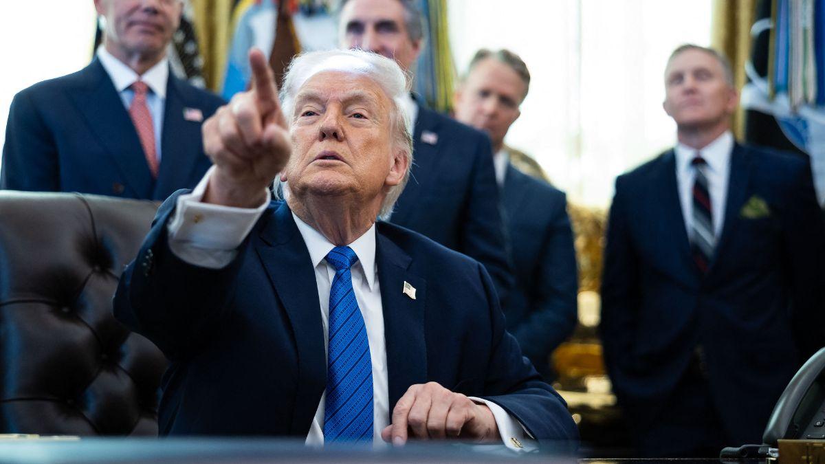 donald trump mistakenly declaring sitting senator no longer in office