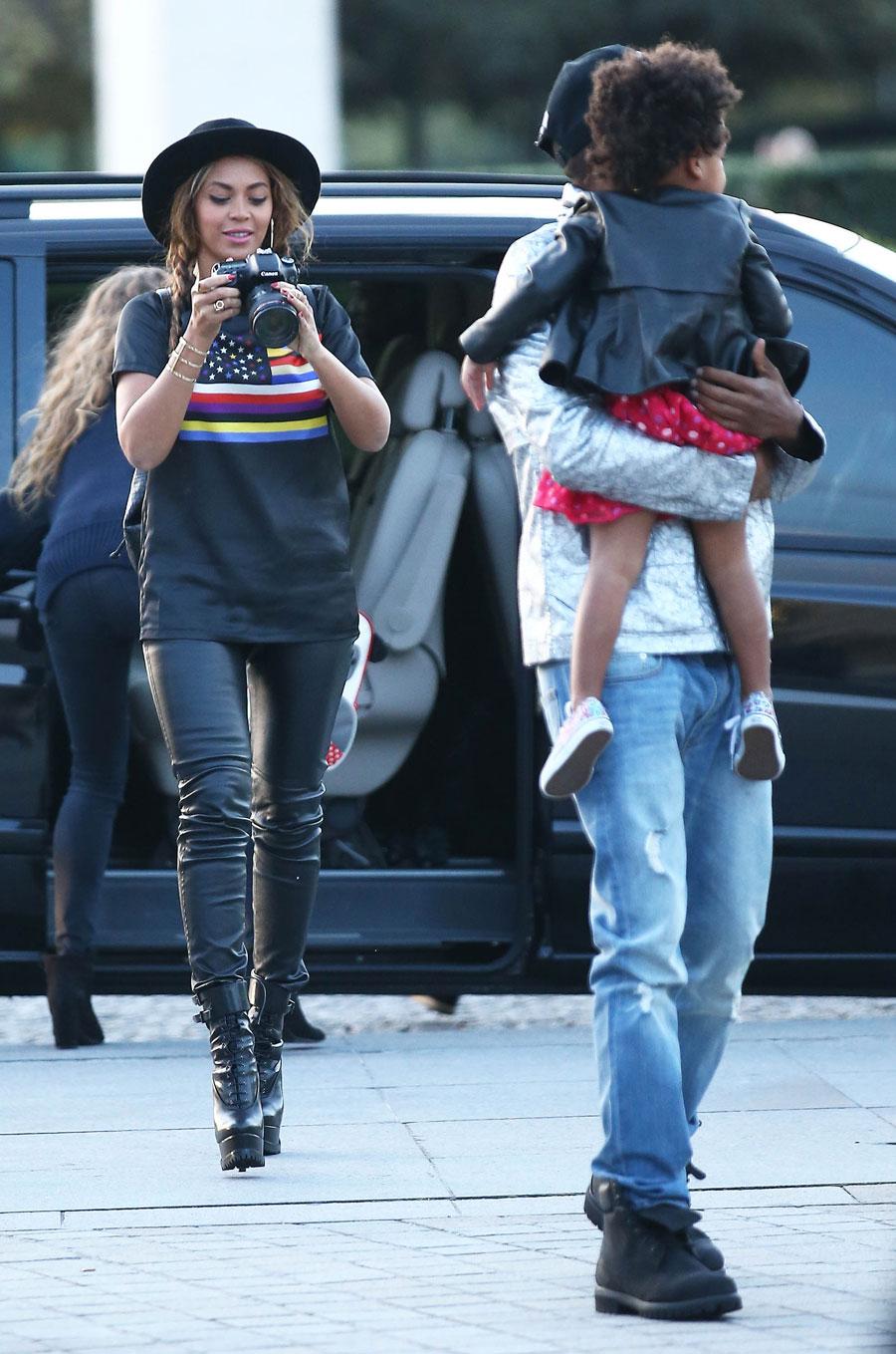 beyonce-share-cute-family-photos-pp.jpg