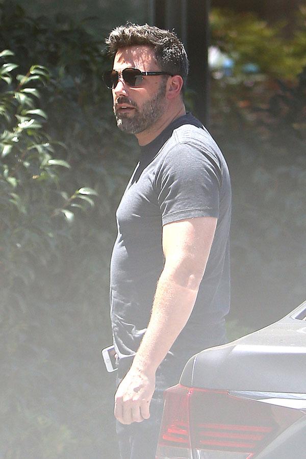 //ben affleck jennifer garner divorce ring off again after comic con