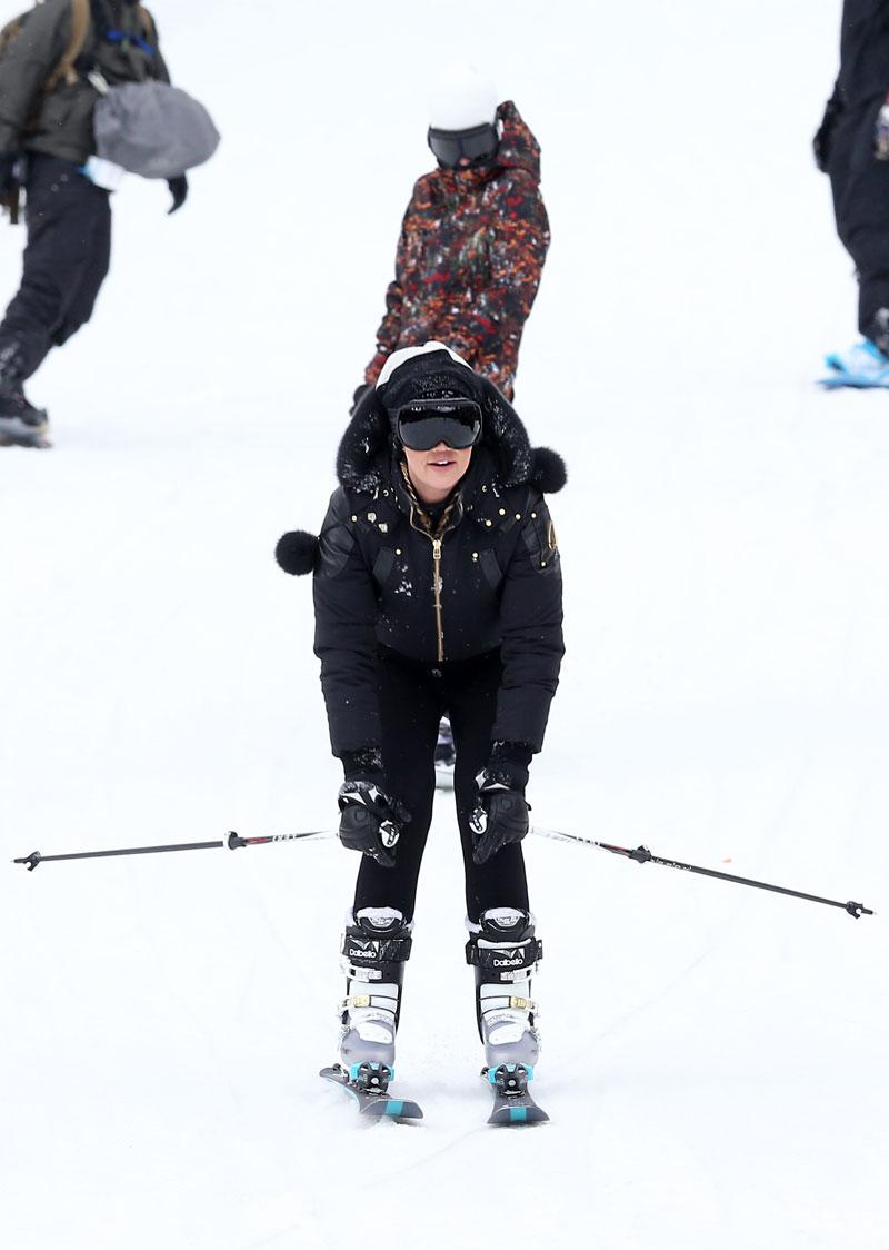 khloe-kardashian-butt-broken-ski-pants-button