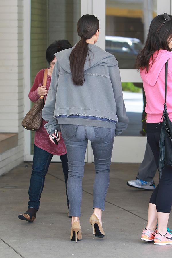 Big Booty In Skinny Jeans Kim Kardashian Goes Casual In Beverly Hills While Getting Her