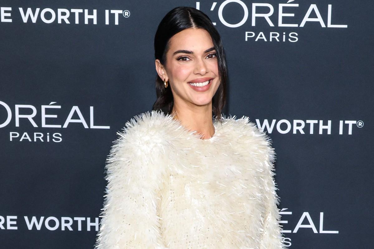 Family and friends are reportedly urging Kendall Jenner not to get too swept away by Jacob Elordi.