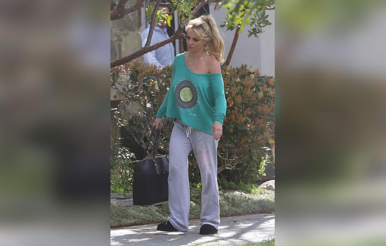 [PICS] Britney Spears Goes Braless In Off Shoulder Sweatshirt