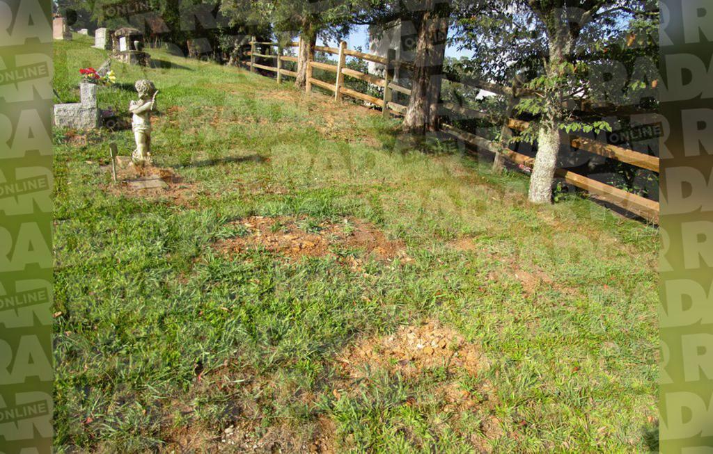 Dolly Parton Digs Up Relatives Graves & Moves The Cemetery