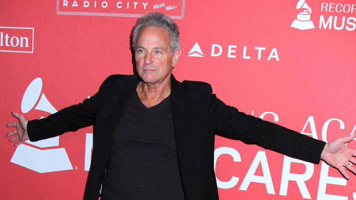 picture of lindsey buckingham