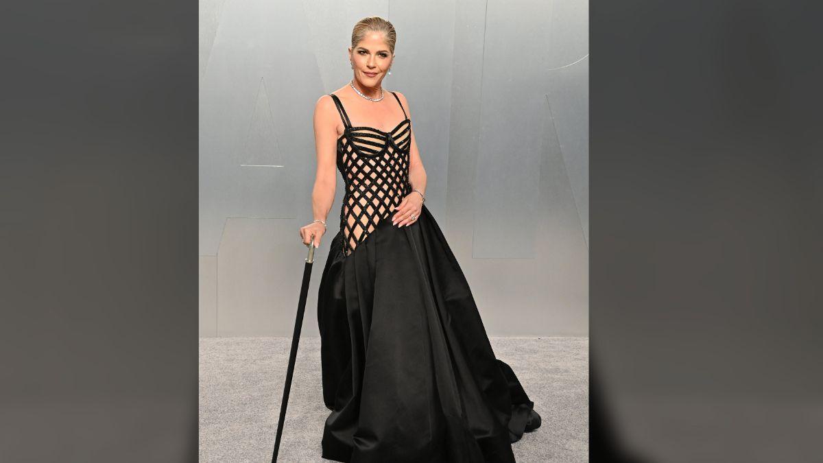 Selma Blair used a cane at the Vanity Fair Oscar party in 2019.