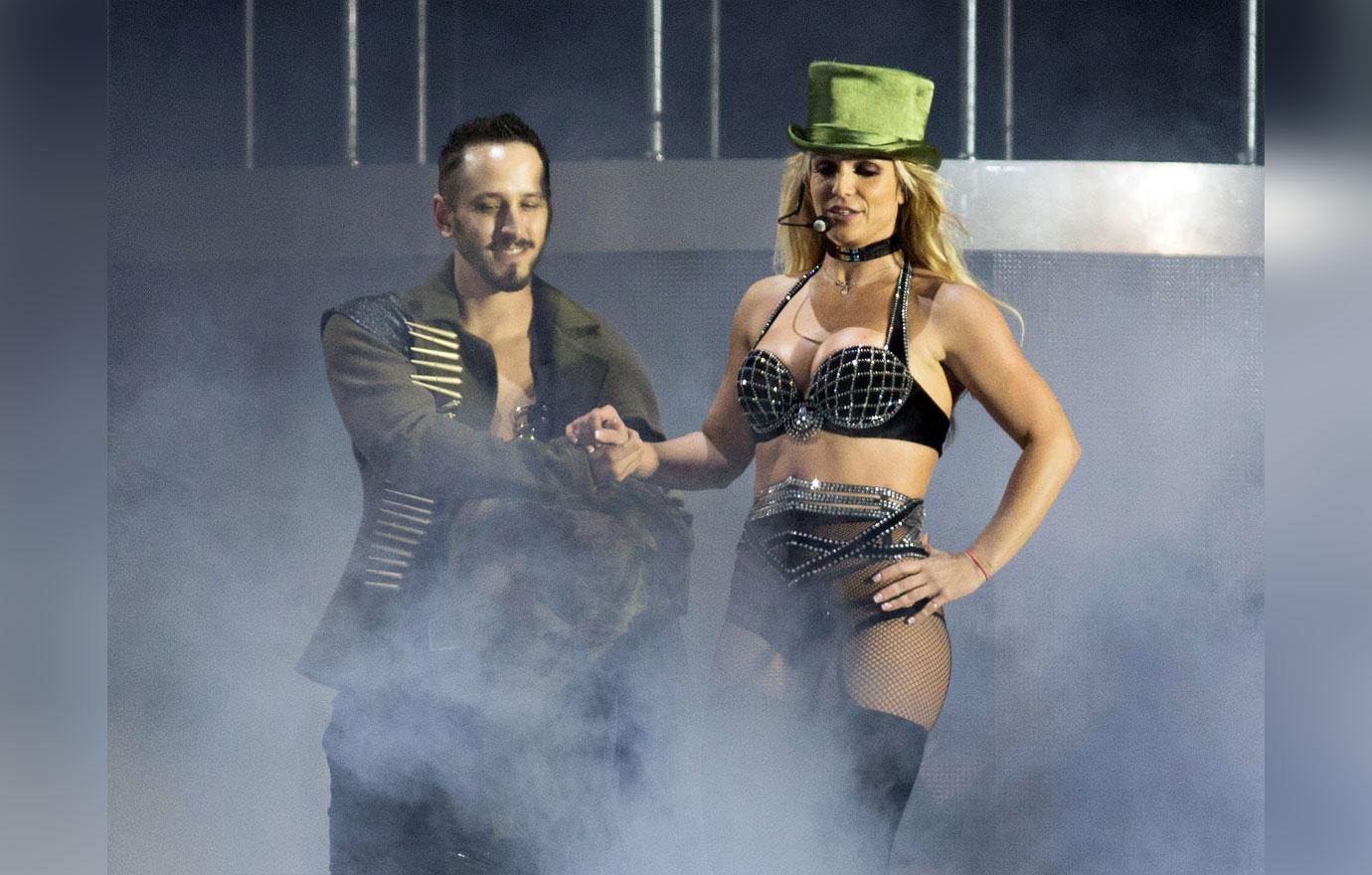 Britney Spears Performs Amid Child Support Money Battle With Kevin Federline