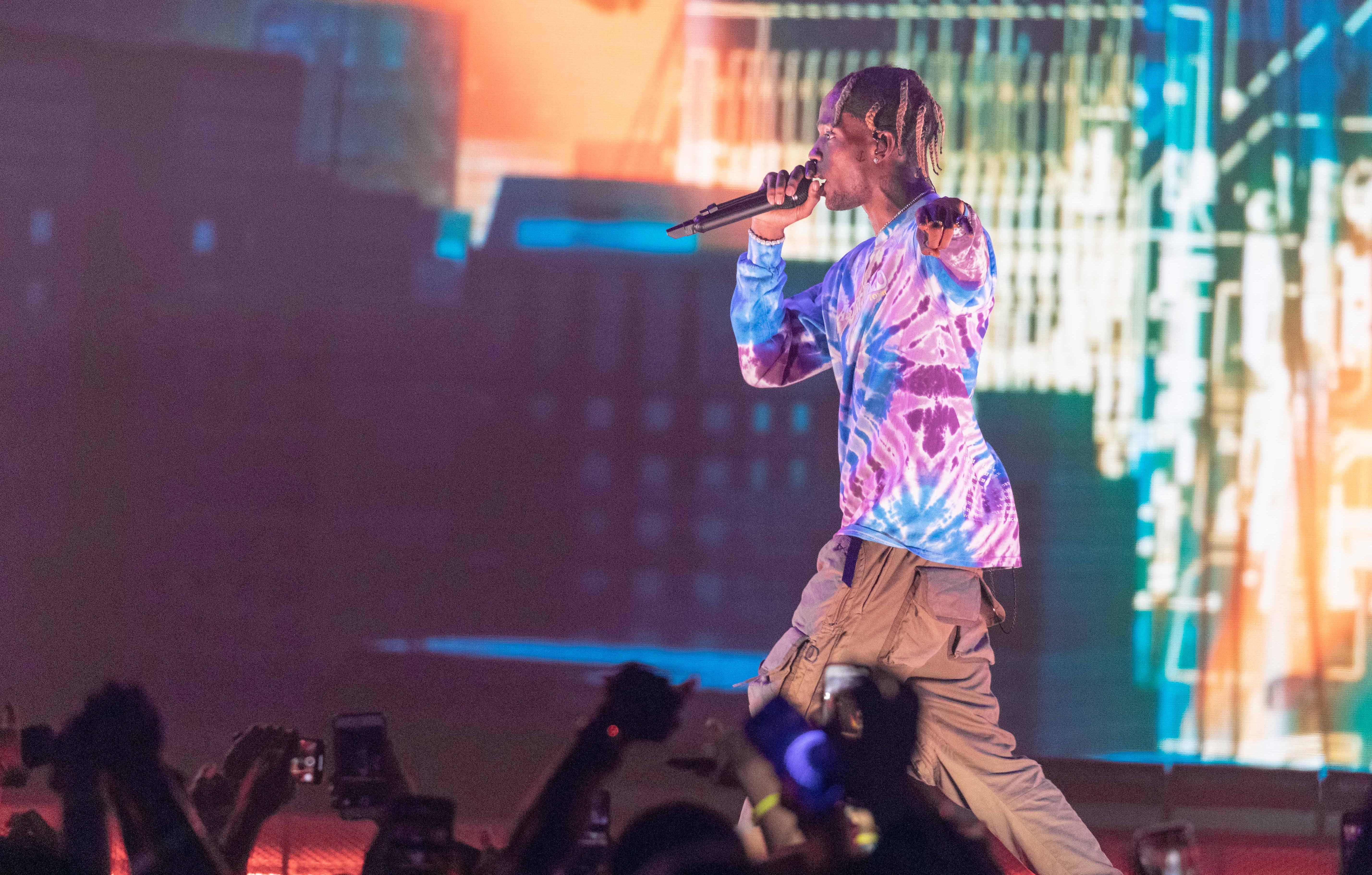 travis scott astroworld  water stations dehydrated fans passing out stampede  dead