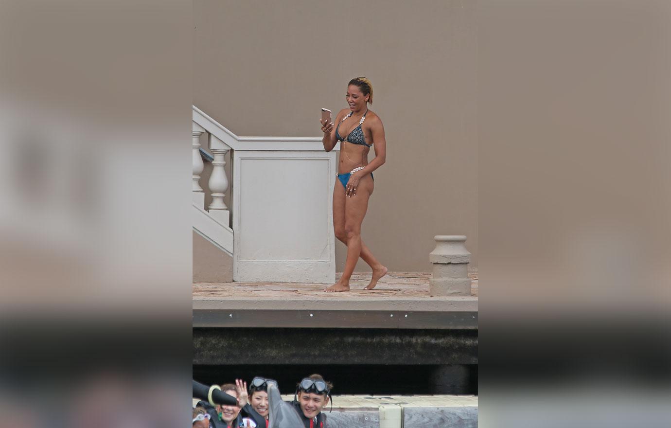 Mel B abs bikini body