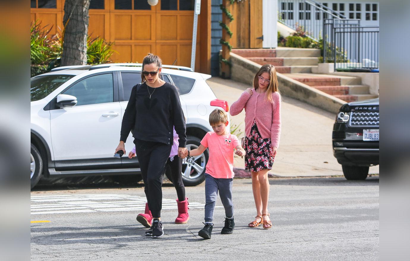 Jennifer Garner Out With Kids In Los Angeles