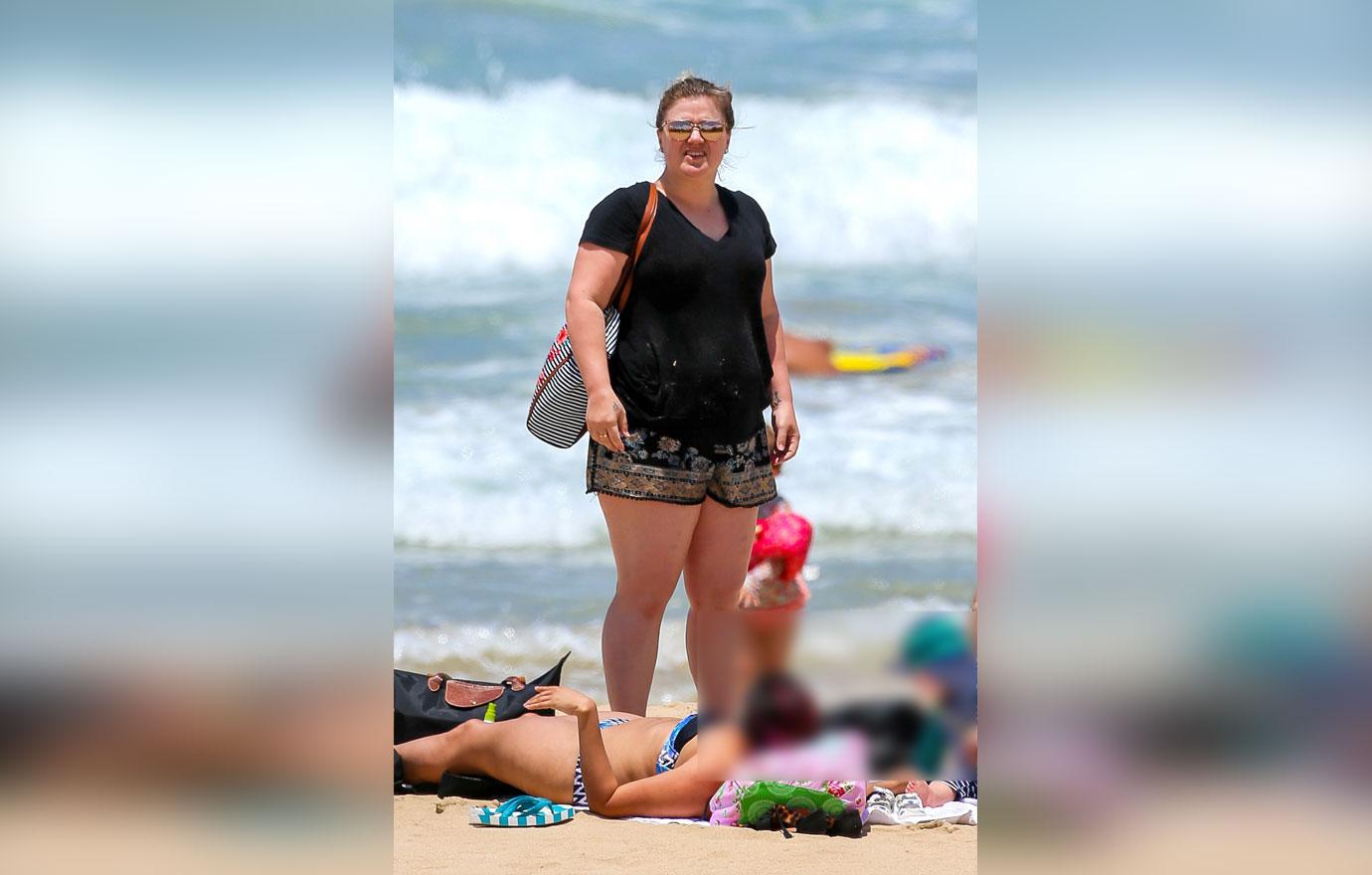 Kelly Clarkson Weight Gain Beach Vacation Hawaii