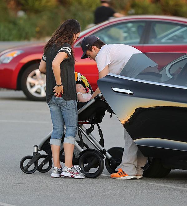 //mila kunis ashton kutcher baby wyatt beach​