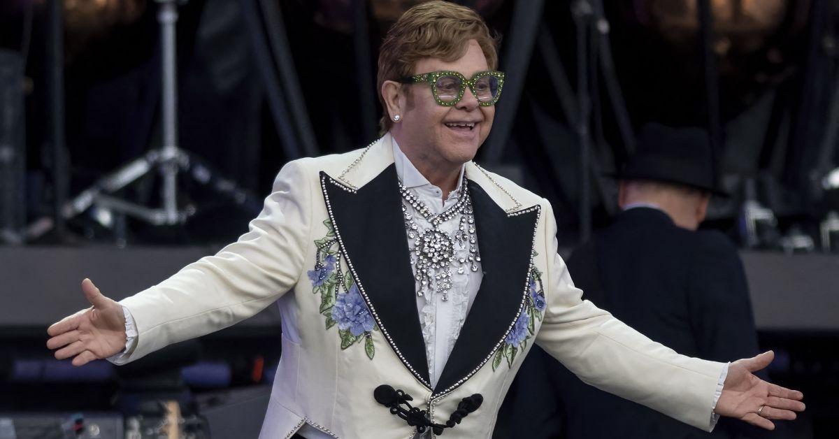 qthemusic/elton john announces new book