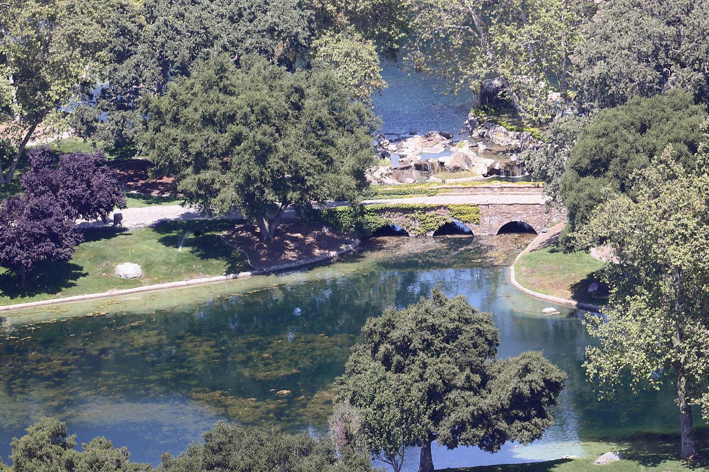 //paris prince blanket abandon neverland ranch