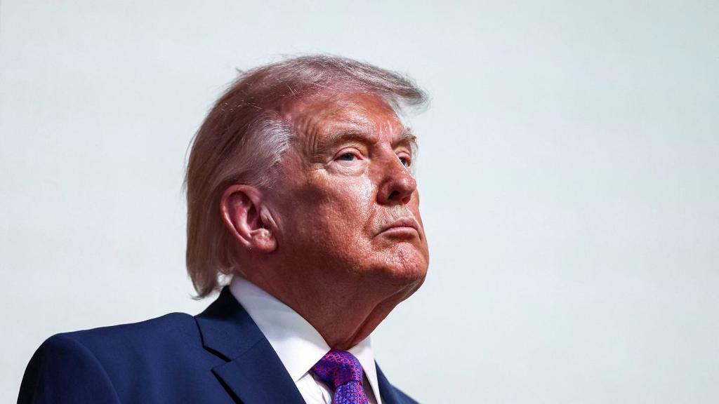 Barack Obama Brutally Mocks Donald Trump for Being 'Obsessed' With Him
