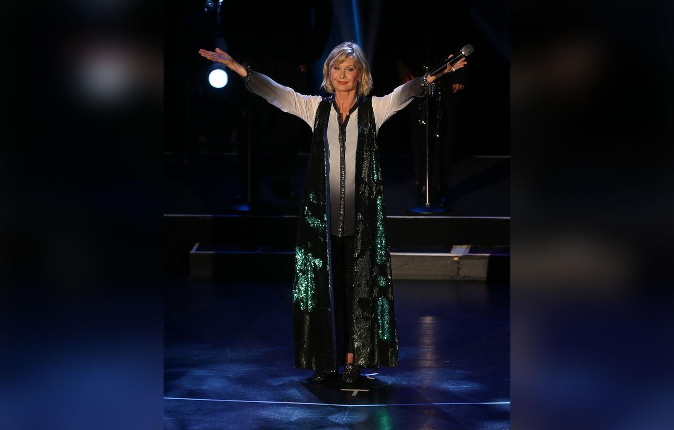 Olivia Newton-John Dazzling Look Onstage Beat Cancer