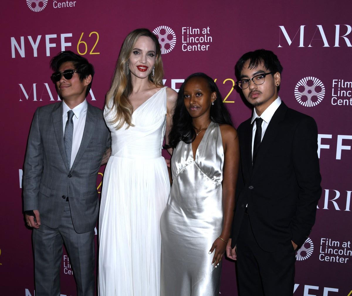  Insiders claimed Pitt and Angelina's children want their parents to end their ongoing feud.