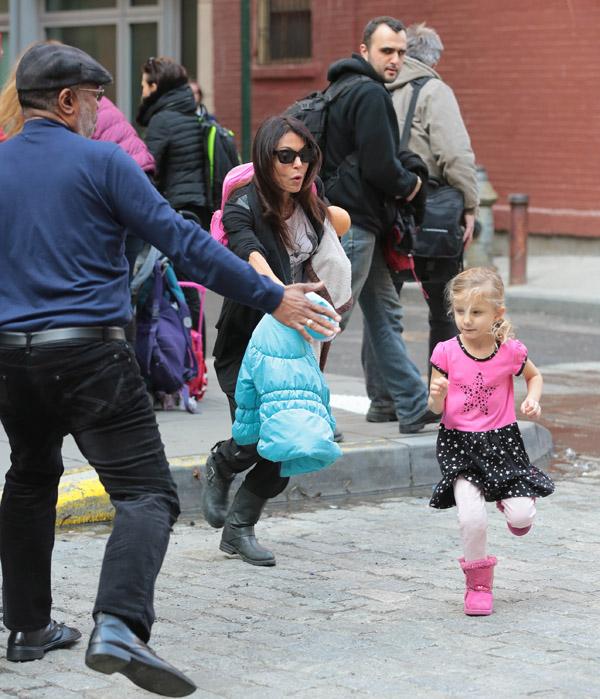 //bethenny frankel daughter bryn hoppy runs into traffic