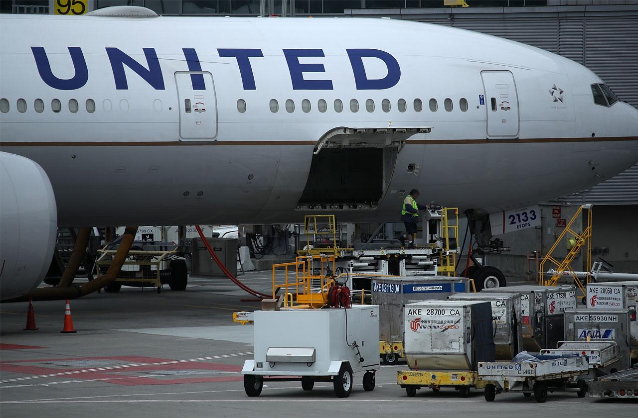 //United Apologizes Drunk Stoned Flight Attendant pp