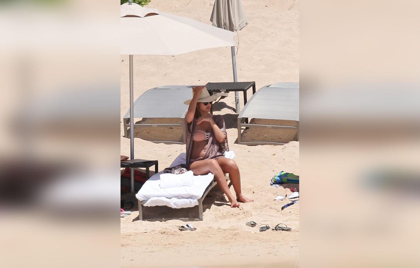 Jessica Alba Pregnant Baby Bump Beach