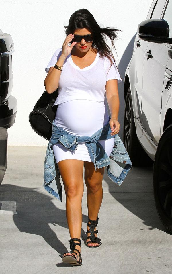 Back In L A After Summering In The Hamptons Pregnant Kourtney Kardashian Shops For Domestic