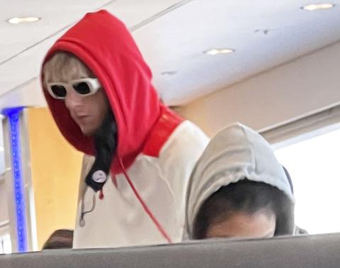 machine gun kelly lax airport no megan fox photos breakup amas