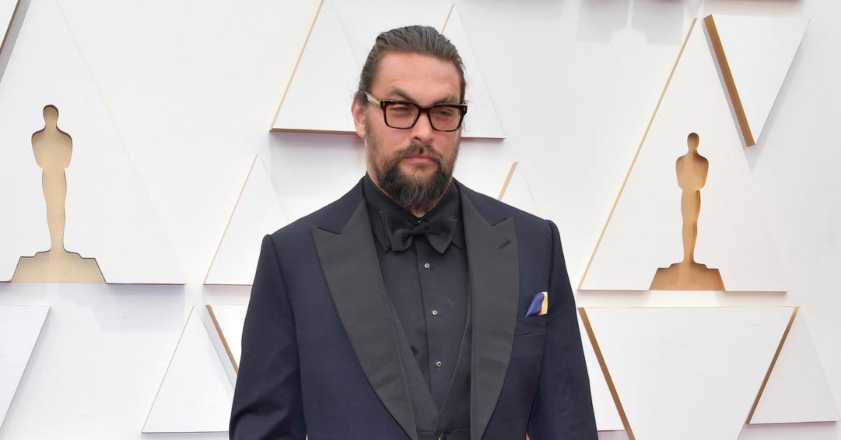 jason momoa goes solo on oscars red carpet wears different ring