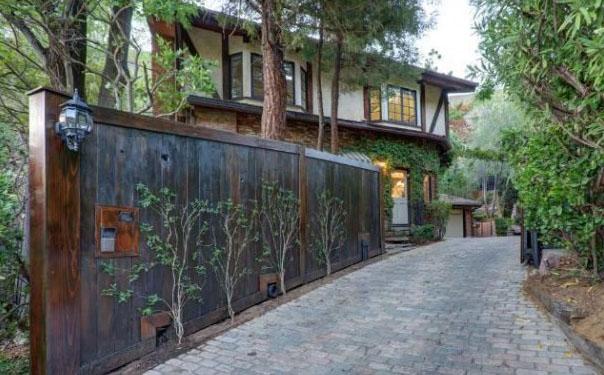 //cher buys beverly hills home  x