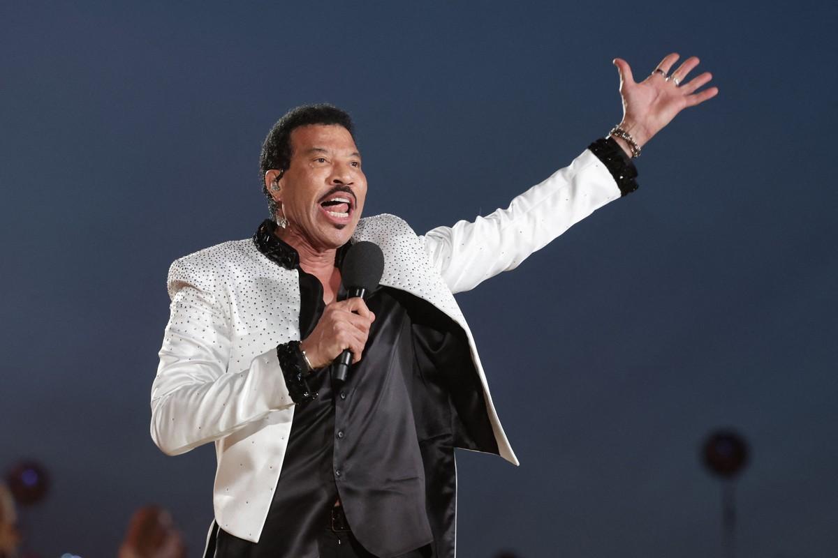 Dr. Stuart Fischer said Richie needs immediate medical stabilization and monitoring following the onstage health scare.