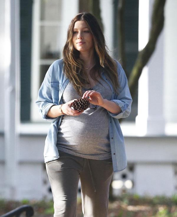 Pregnant Jessica Biel Returns To Work