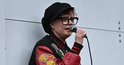 susan sarandon apologizes for anti jewish rant at pro palestinian rally