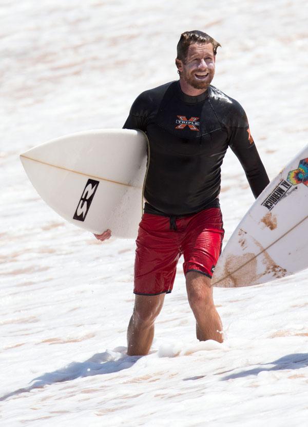 Surf’s Up! Hunky Simon Baker Hits The Waves In Sydney, See Photos Of ...