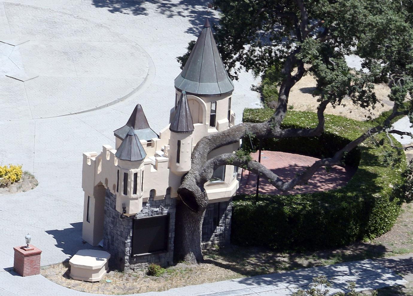 //paris prince blanket abandon neverland ranch