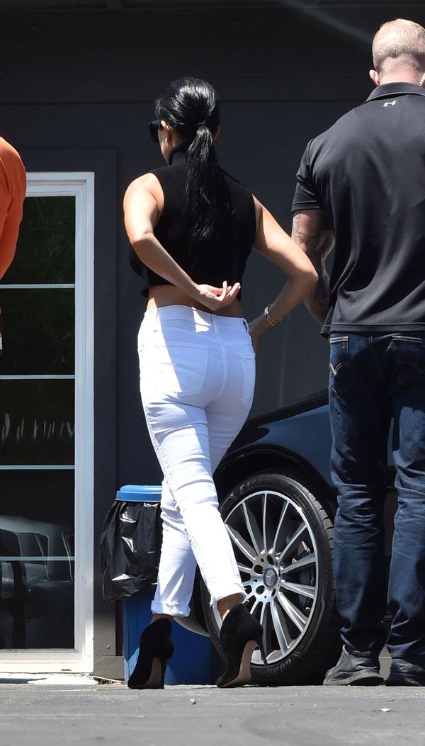 //kourtney kardashian weight loss abs white jeans