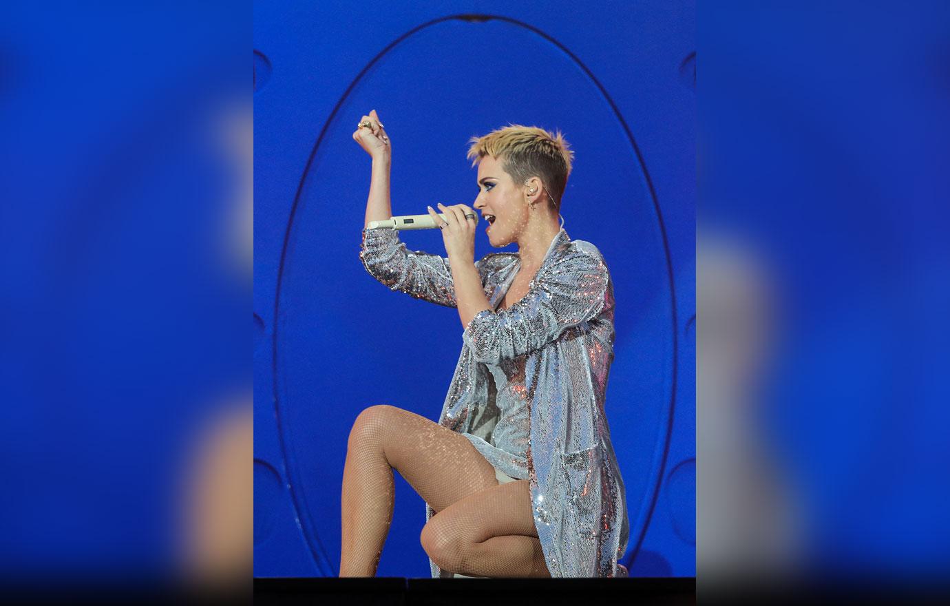 PICS] Katy Perry Suffers A Wardrobe Malfunction With Her Panties