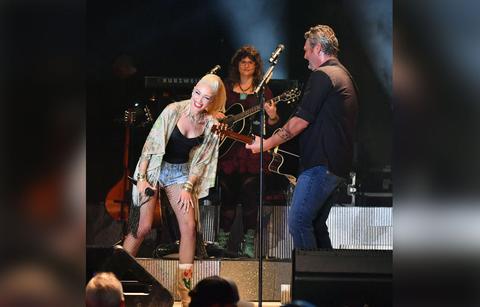 Gwen Stefani & Blake Shelton Perform Amid Gavin Rossdale Annulment Scandal