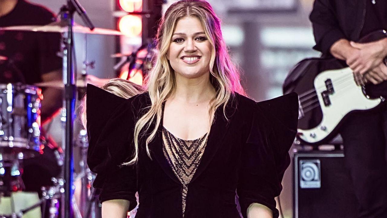 Kelly Clarkson’s Toy Shop Feud Echoes Jane Austen Ring Dispute in 2012
