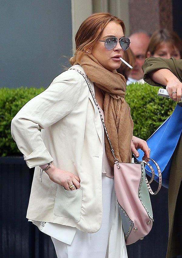 //lindsay lohan crying photos actress sobs milan friends