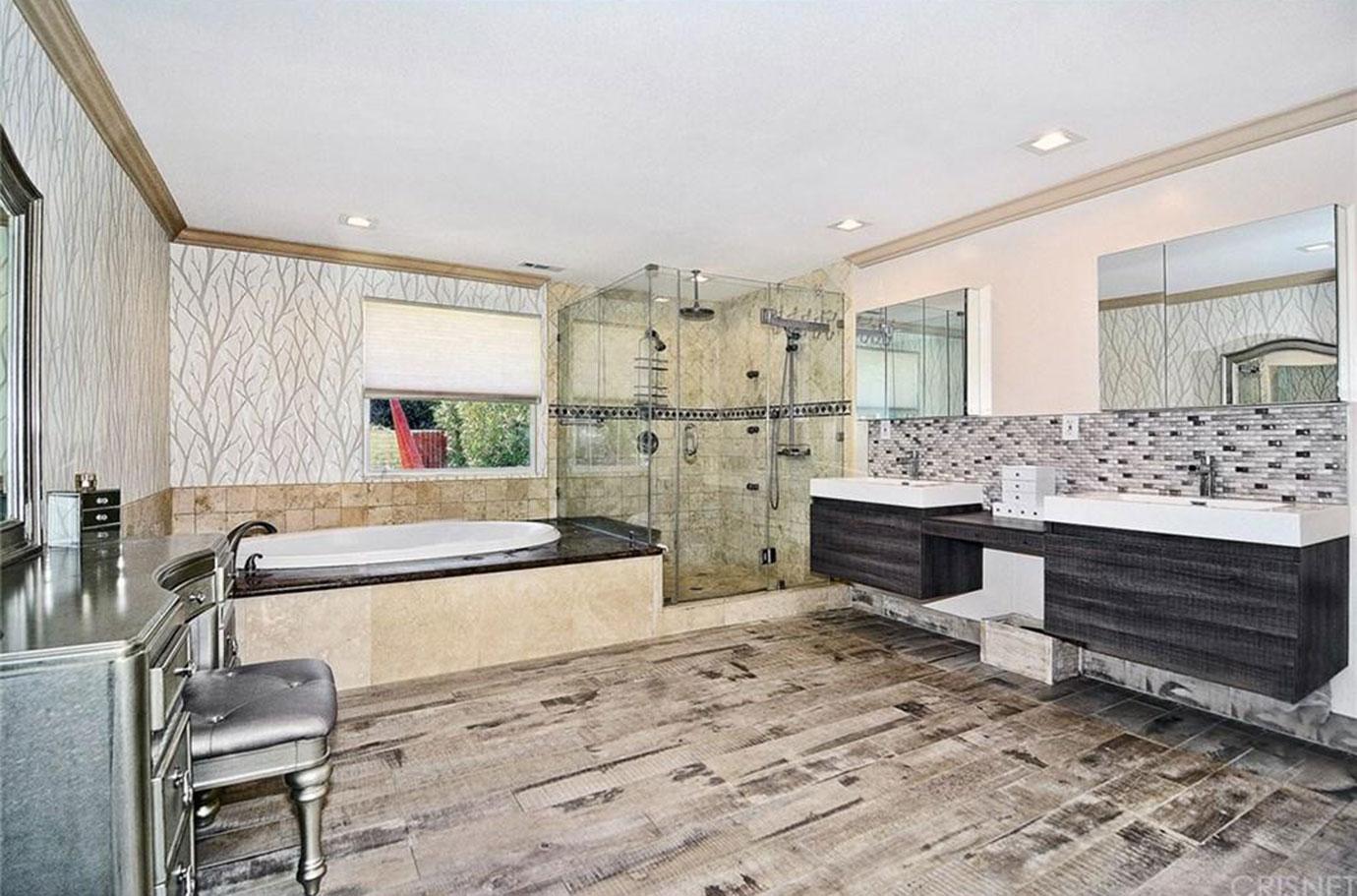 Tori Spelling & Dean McDermott New Rental House