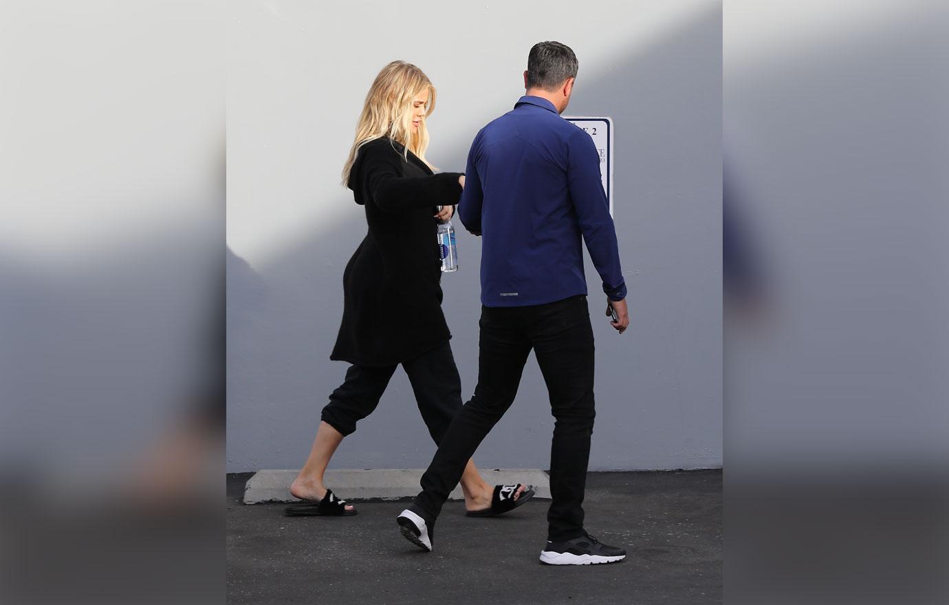 //Khloe Kardashian Hides Baby Bump Coat