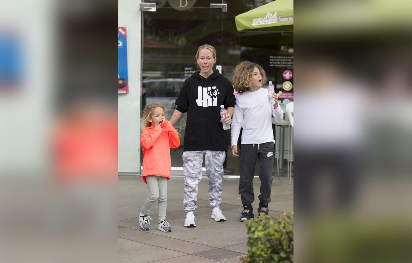 Kendra Wilkinson Ditches Wedding Ring Divorce