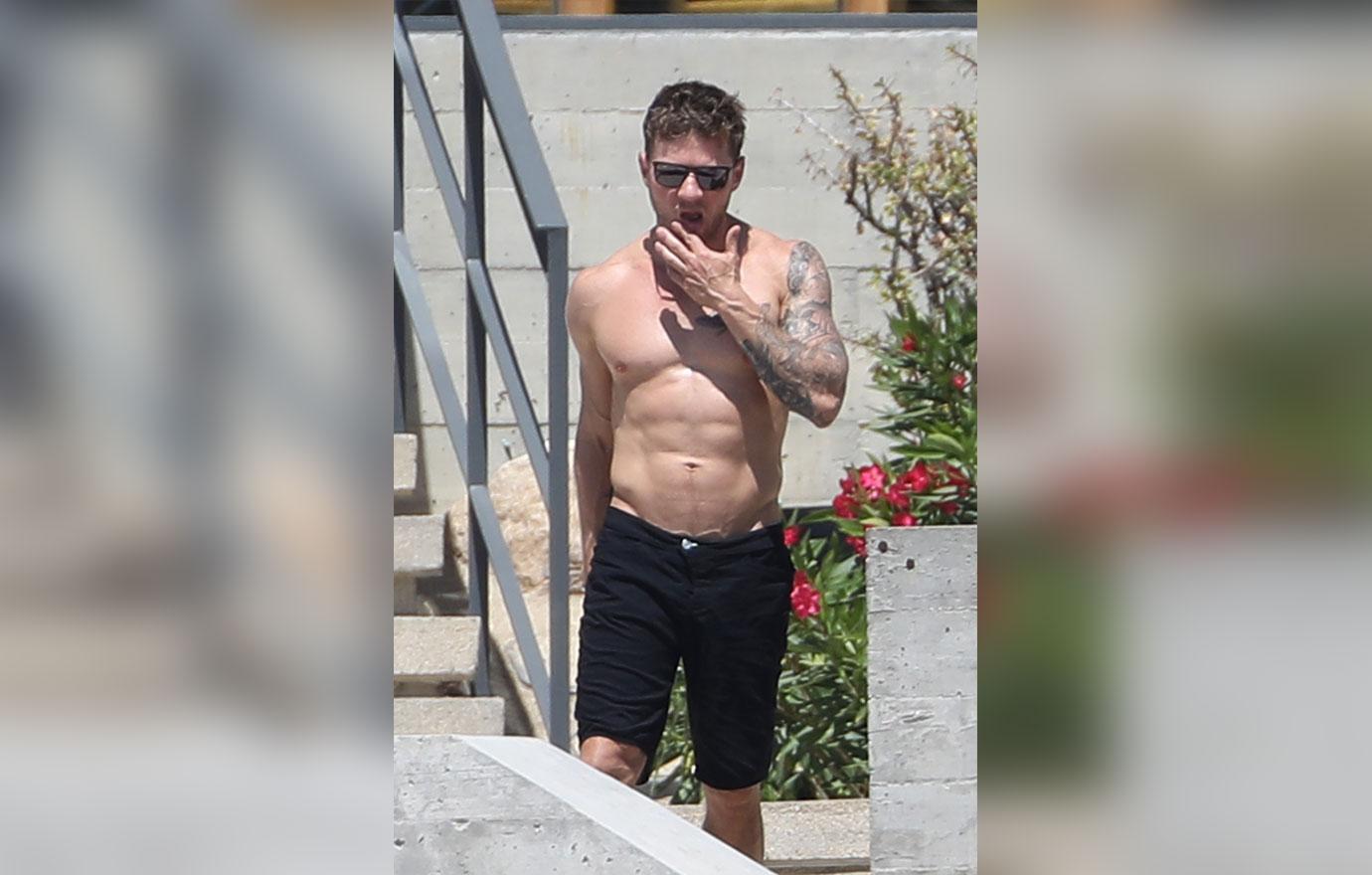 Ryan Phillippe Shirtless – Reese Witherspoon’s Ex Shows Off Hot Body During Mexican Vacation